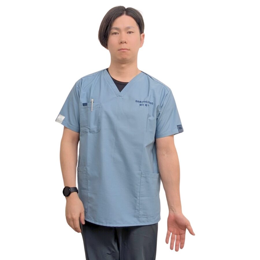 正中神経セルフチェック② 肩を軽く下げ、手のひらが前を向くように前腕をひねります。