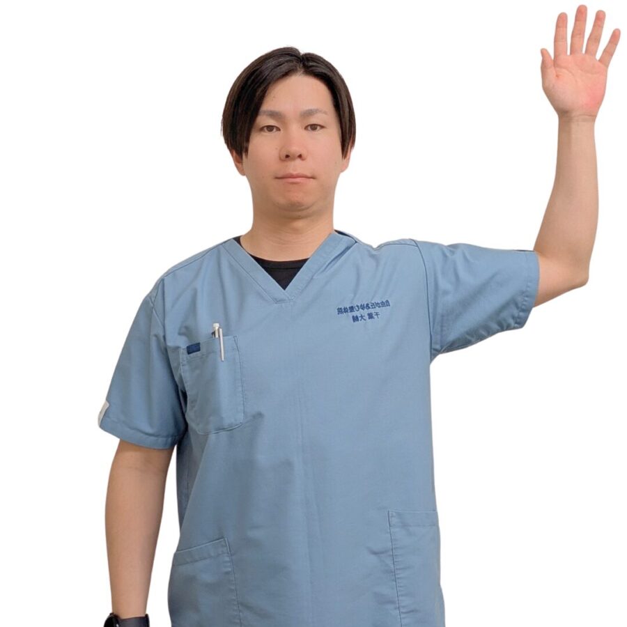 腕を真横に上げ、肘を90度に曲げて直角を作り、手のひらを正面に向けている男性。