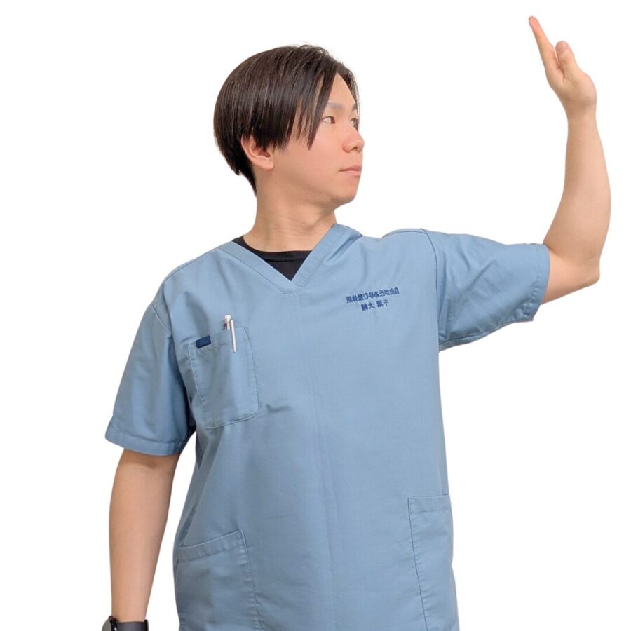 肘を直角に保ちながら、手のひらを内側に回して、体の正面に向けている男性。