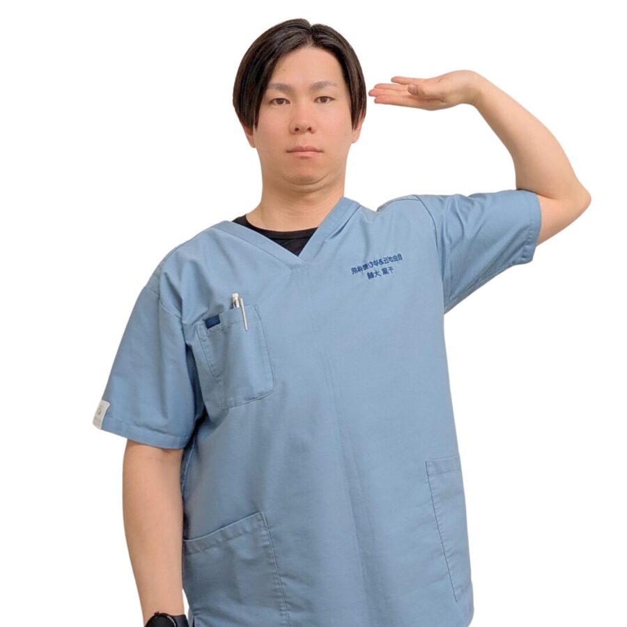 肘を動かし、手を頭の横に置くようにして、腕をゆっくり頭の上へと倒している男性。
