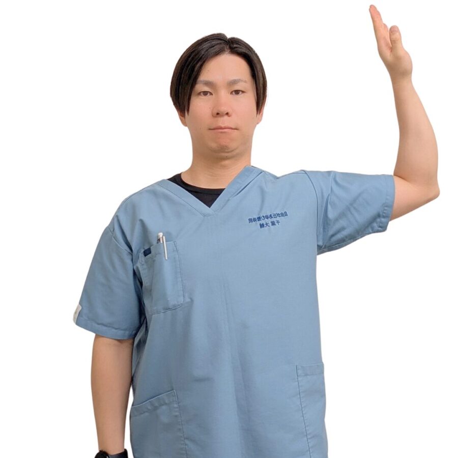 腕を再び肘90度・手のひら正面の位置に戻し、スタート姿勢に立ち直っている男性。