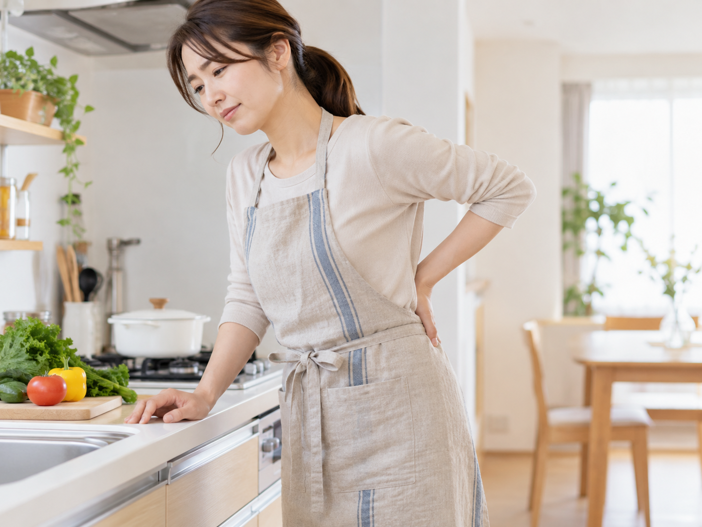 長時間　立ち仕事 反り腰 腰痛